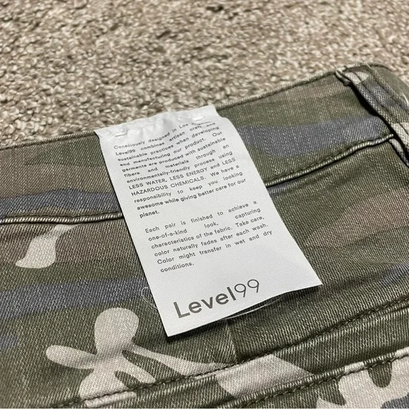 NWOT Women’s Anthropologie Level99 Camo Shorts Size 29 - Picture 4 of 6